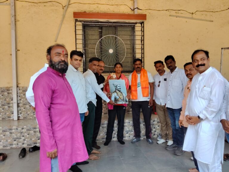 जागतिक बॉक्सिंग स्पर्धेमध्ये सुवर्णपदक पटकविणारी चंद्रिका पुजारीचा सत्कार.