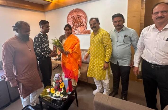 जागतिक महिला दिनानिमित्त शिवसेना शिंदे गटाच्या वतीने महापौर आणि उपजिल्हाधिकारी यांचा विशेष सन्मान.