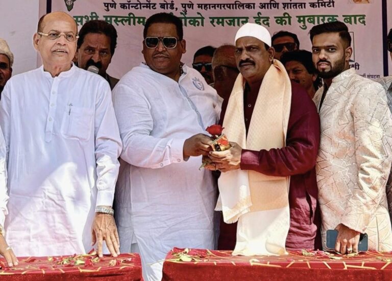 रमजान ईद निमित्त मुस्लिम बांधवांना गुलाब पुष्प देऊन शुभेच्छा