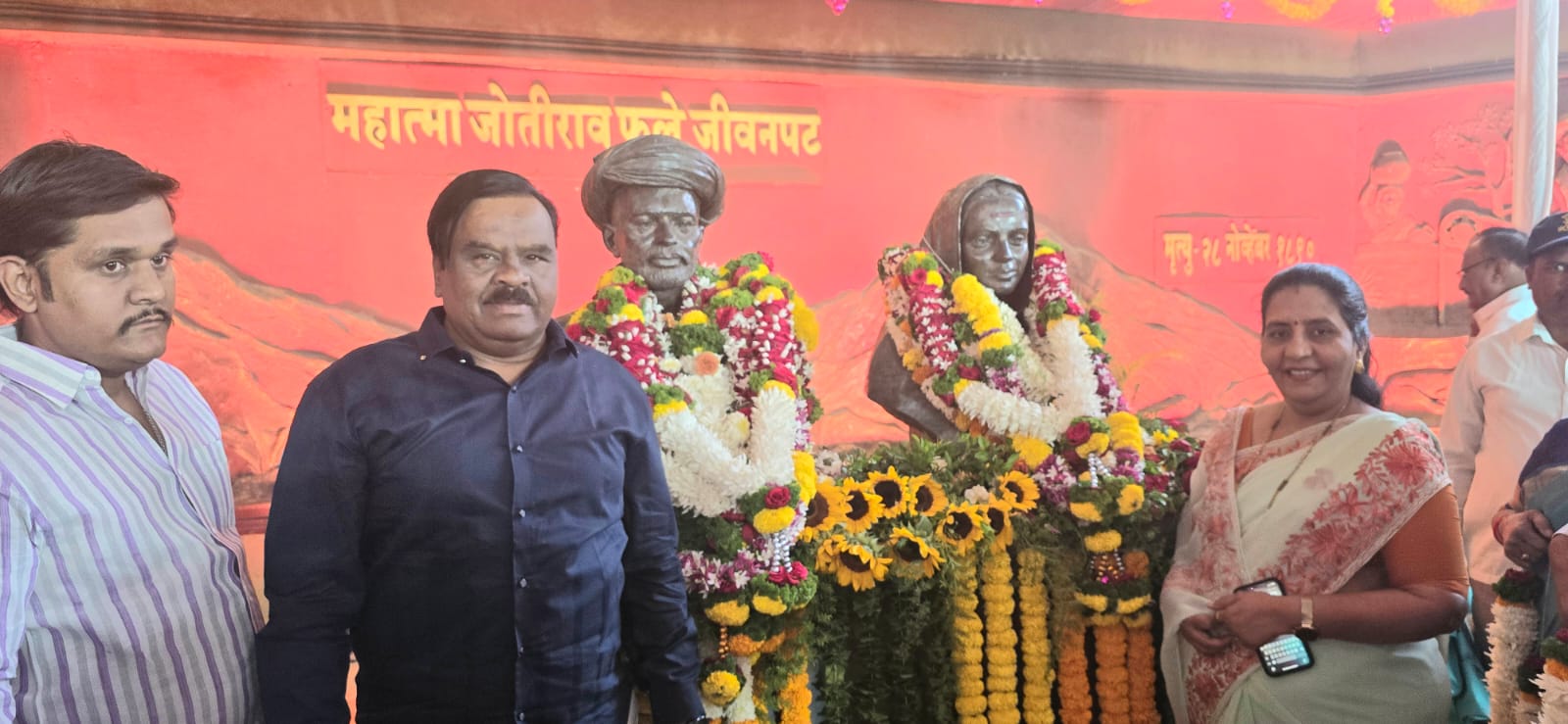 महात्मा फुले आणि सावित्रीबाई फुले यांना भारतरत्न पुरस्कार देण्यात यावा. साजिर प्रतिष्ठानचे संस्थापक अध्यक्षची मागणी