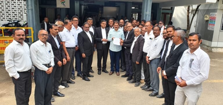 जळगाव जिल्हा न्यायालयाची नवीन इमारत व उच्च न्यायालयाचे सर्किट बेंचसाठी वकिलांचे आमदार राजूमामा भोळेंना निवेदन