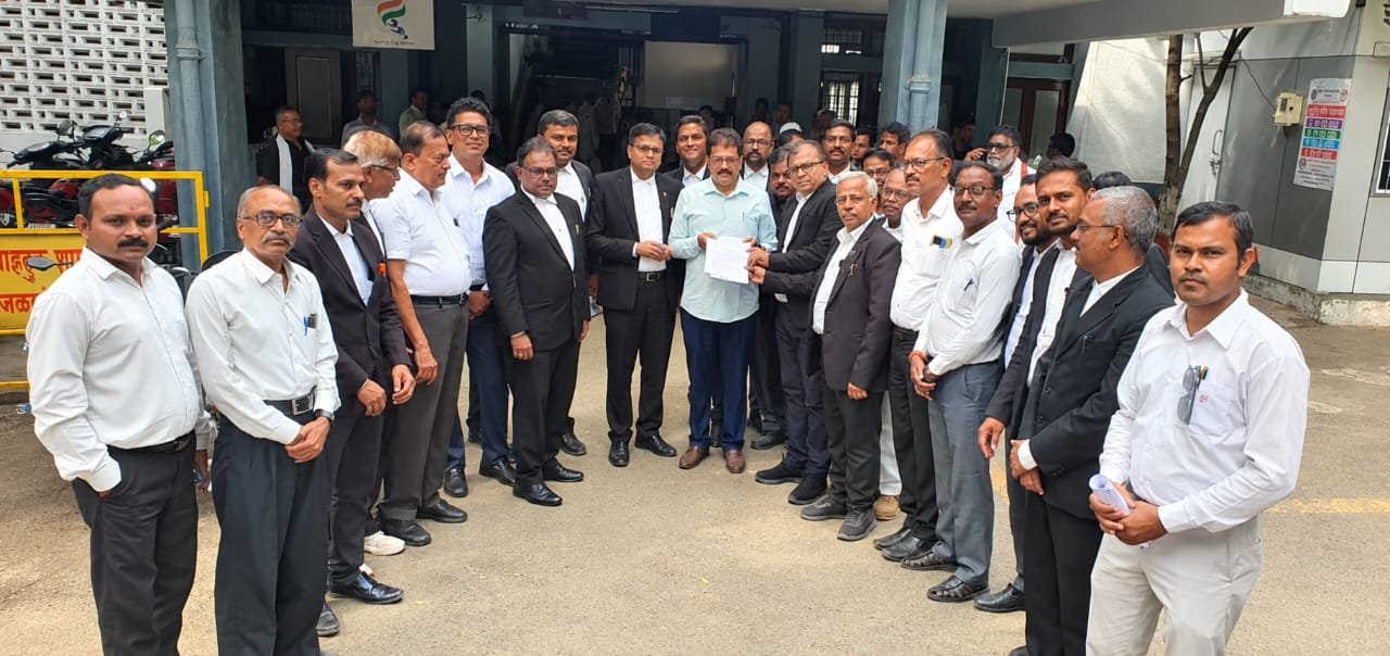 जळगाव जिल्हा न्यायालयाची नवीन इमारत व उच्च न्यायालयाचे सर्किट बेंचसाठी वकिलांचे आमदार राजूमामा भोळेंना निवेदन